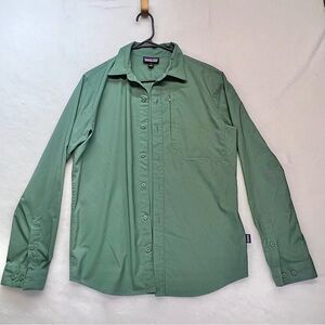 Patagonia Men’s Skiddore Green Button Down Shirt    Size: small